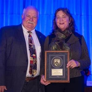 Dr. Virginia Reef Accepts AAEP Distinguished Educator Award