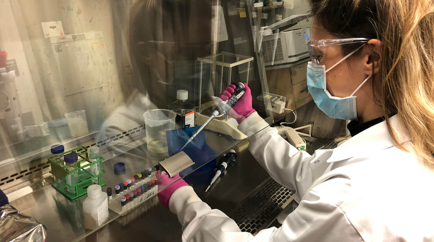 María Betina Pampena, a postdoctoral researcher in Michael Betts’s lab at the Perelman School of Medicine, works through the pandemic to identify patterns in patients’ immune responses to COVID-19. The work could lead to more tailored approaches to treatment. (Image: Leticia Kuri-Cervantes)