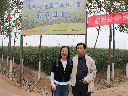 Penn Vet's Zhengxia Dou and coauthor Xiaolin Li at a field demonstration in Quzhou