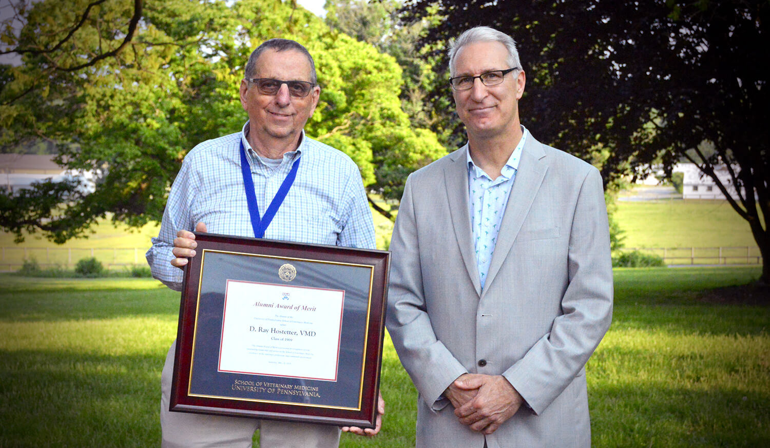 Dean Andrew Hoffman presents Ray Hostetter, V'69, with the Alumni Award of Merit