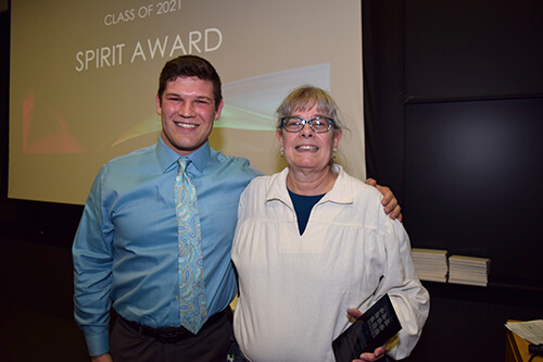 Photo of Dr. Barbara Grandstaff receiving award from Class President Noah Shulman, V'21